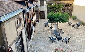 La maison Virginie appartements de 1 à 5 pers cosy central parking gratuit linge fibre proximité port lac canal piscine